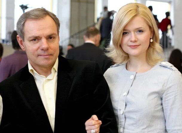 Фото: muzh-zhena советский и российский актёр и режиссёр Александр Анатольевич Мохов со своей второй супругой - актрисой Дарьей Константиновной Калмыковой