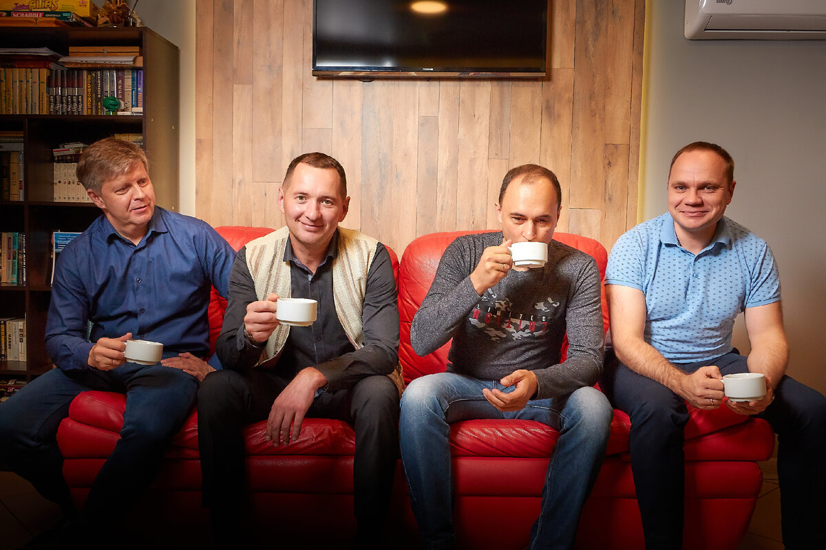 Люди на тренинге. Психологический тренинг. Встреча новых людей. Группа бутырка состав. Креативная фотосессия коллектива.