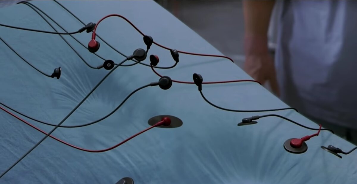 Кадр из фильма "Невидимка на хирургическом кресле"