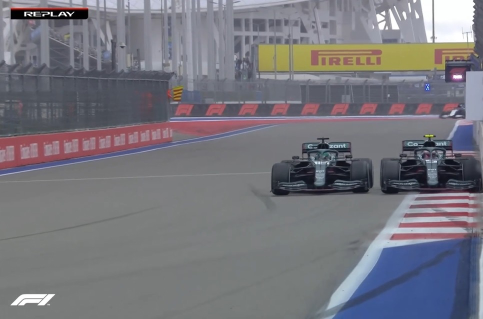 Стролл завозит Феттеля в стену