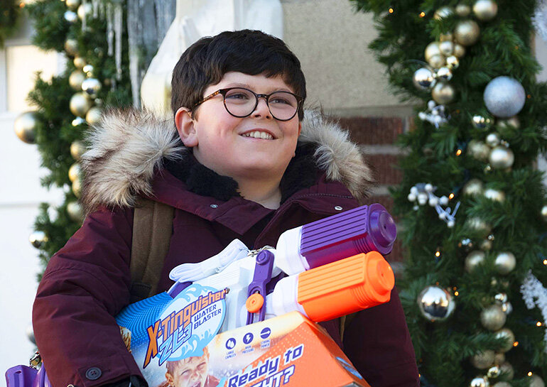 Арчи Йейтс в роли Макса, который остался один дома