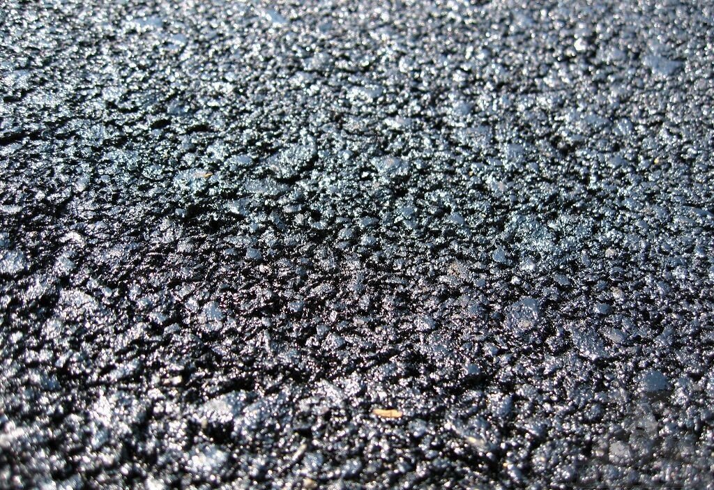 Вода – агрессивное вещество, которое способно разрушить асфальтовое покрытие