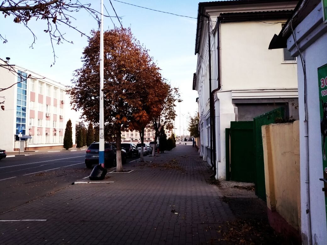 Видите там вдалеке здание? Справа от него есть банк. Вот туда мне надо бежать за разменом, бросив магазин.