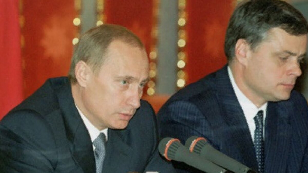 Во время работы Дальневосточного экономического форума Александр Абрамов обратился к Владимиру Путину с просьбой поддержать сделку по продаже контрольного пакета акций холдинга японцам. 
