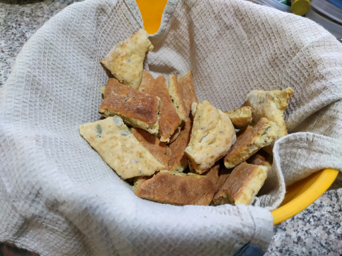 Начала в миску отламывать