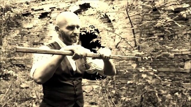 Традиционный способ  удержание оружия в ирландском стиле фехтования тростью. Фото с сайта https://rutube.ru/video/dbb8dd9c4c2b0c101e88210d3b1be693/?pl_type=user&pl_id=85262.