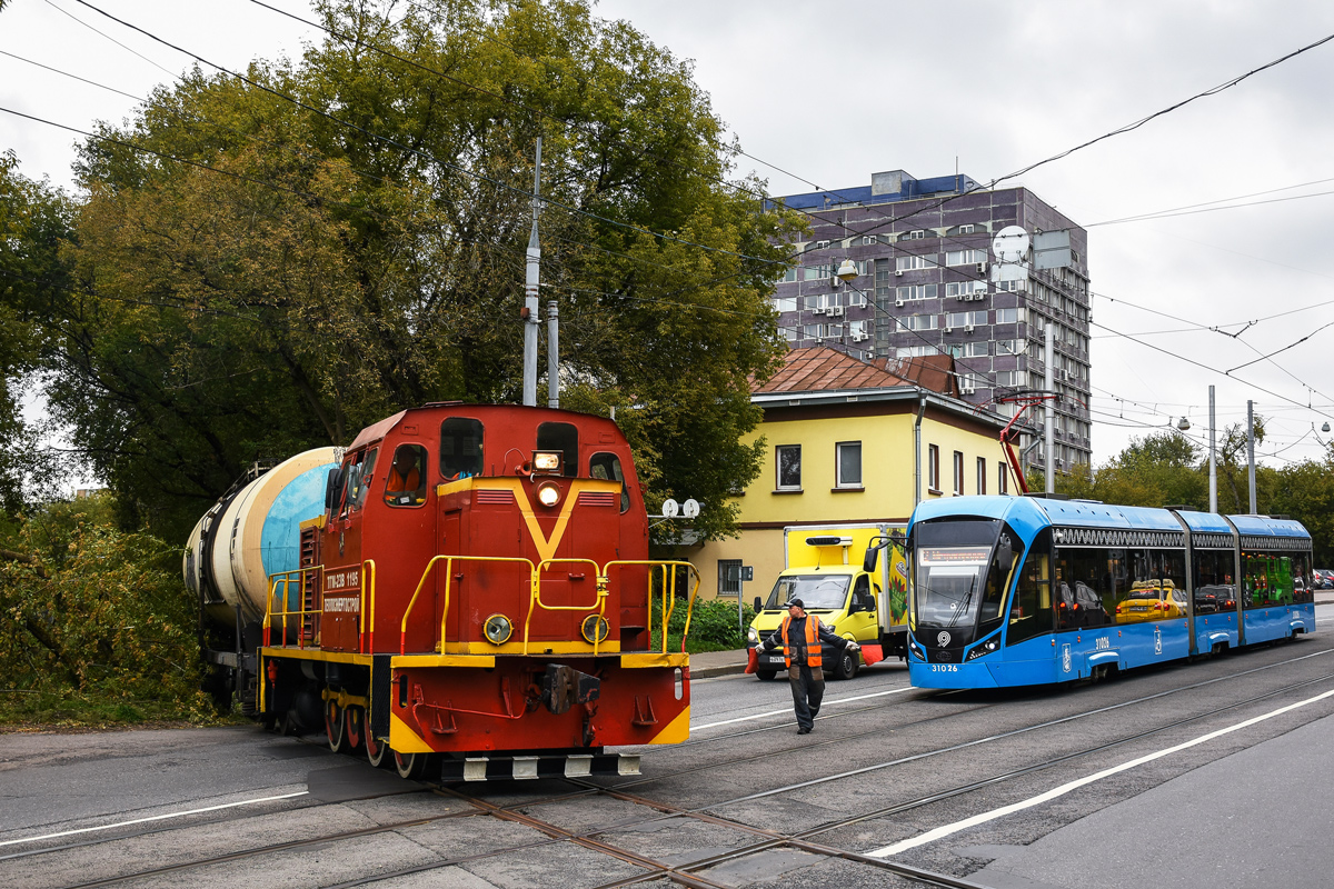 Фото из Москвы, увы тульское фото с дрезиной. пересекающей ул. Советскую быстрым поиском не нашел, но фото дает представление о сути таких пересечений, улица Измайловский Вал, 26 августа 2021 года. фото с сайта СТТС, автор Александр Л 2016 