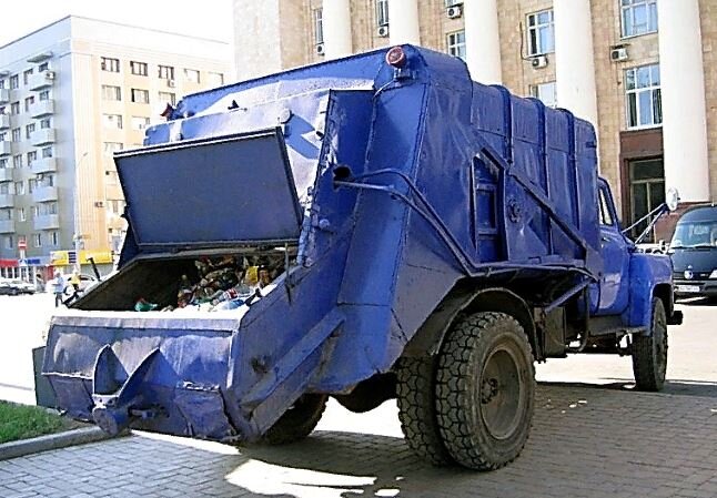 Примерно вот такие "мусорки" к нам во двор и приезжали.
