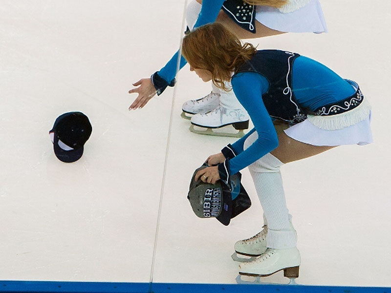 Девушки собирают кепки брошенные на лёд.    фото: картинки  яндекса. 