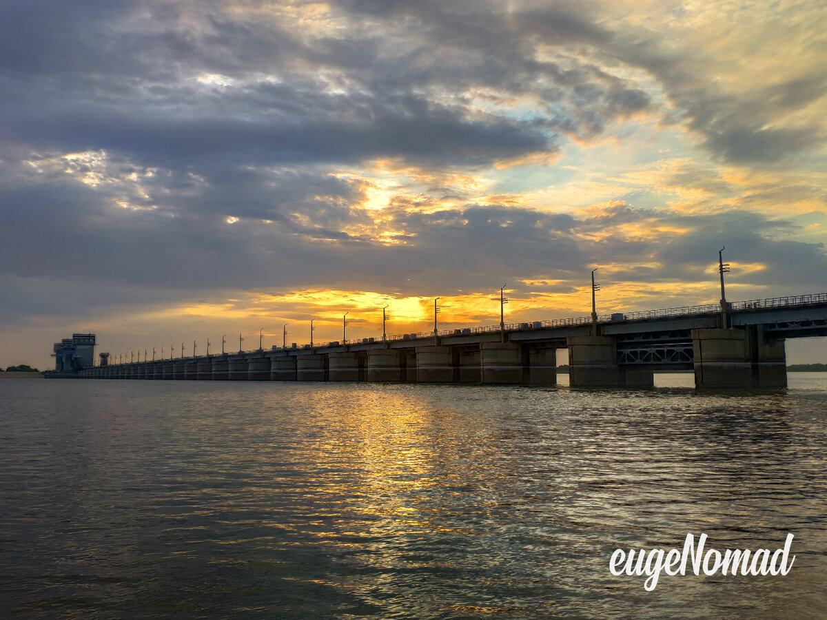 первый взгляд на Астраханский Вододелитель с берега Волги