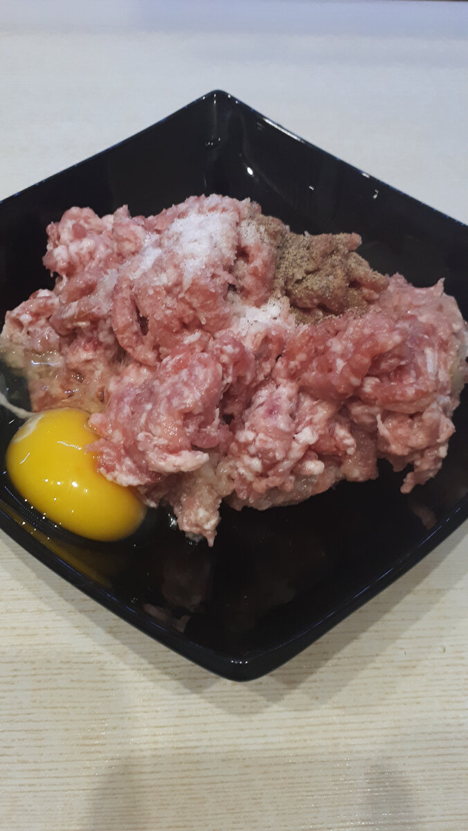 Добавляем яйцо, соль, перец. Все хорошо перемешиваем.