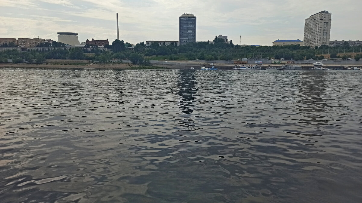 Музей-панорама «Сталинградская битва» (здание слева).