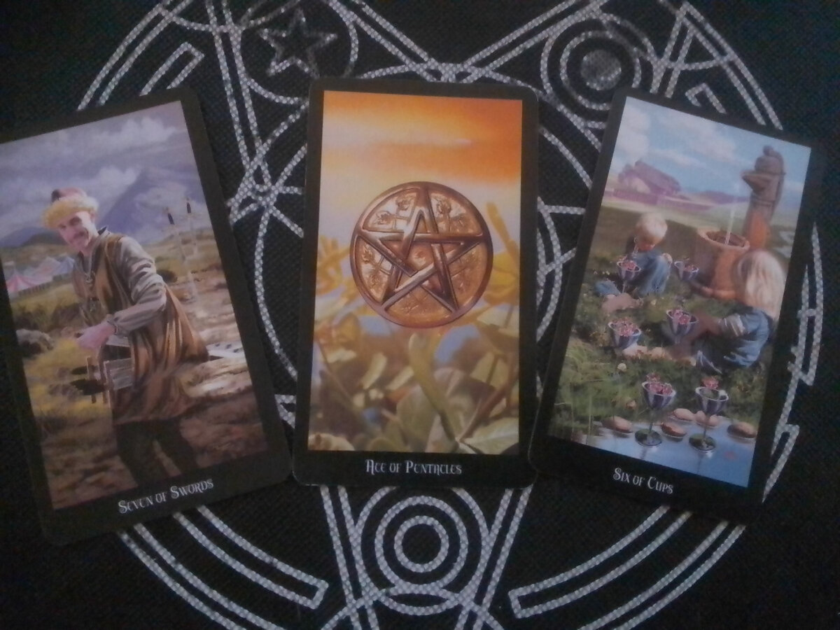 7 мечей, туз Пентаклей, 6 кубков.