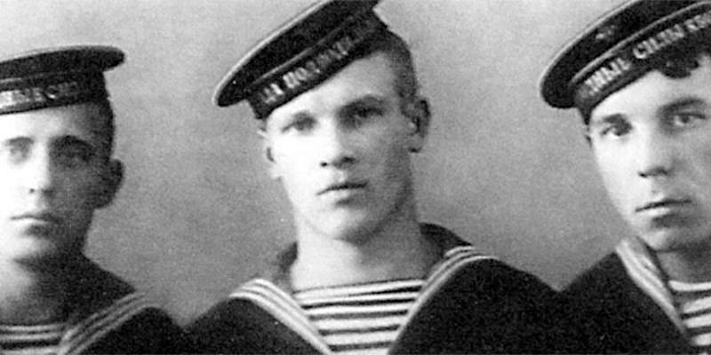 Члены экипажа «С-11», спасшиеся с затонувшей подводной лодки: краснофлотец В.В. Зиновьев, старший краснофлотец Н.А. Никишин, краснофлотец А.В.Мазнин 
