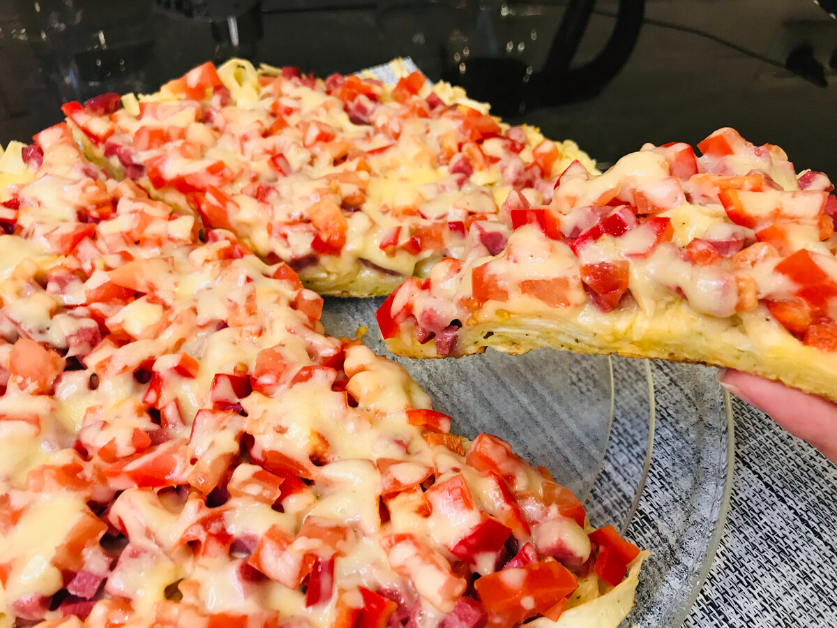 пицца на сковороде из лаваша с яйцом колбасой и сыром нарезанного помидорами рецепт фото 104