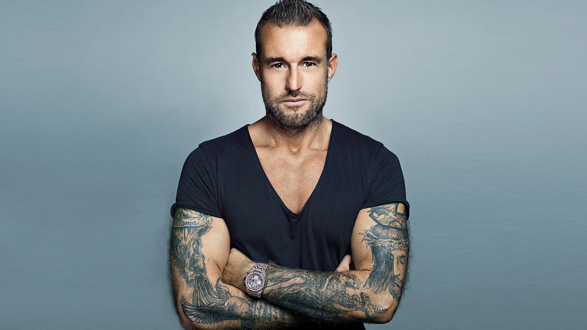 А вот и сам Пляйн - внимательно наблюдает за вами, чтобы вы не коверкали его фамилию.