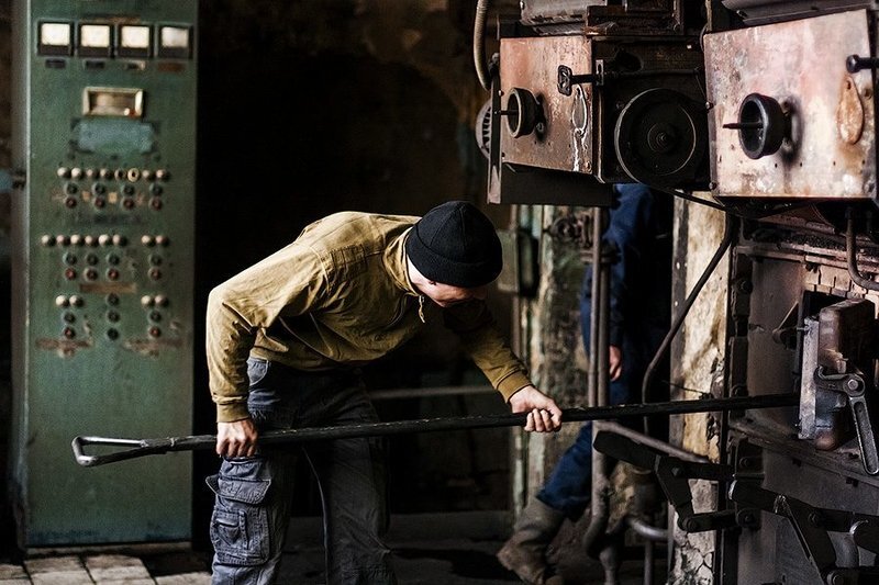 Корреспондент ИА "Чита.Ру" Егор Захаров в котельной.
Фото: Ксения Зимина