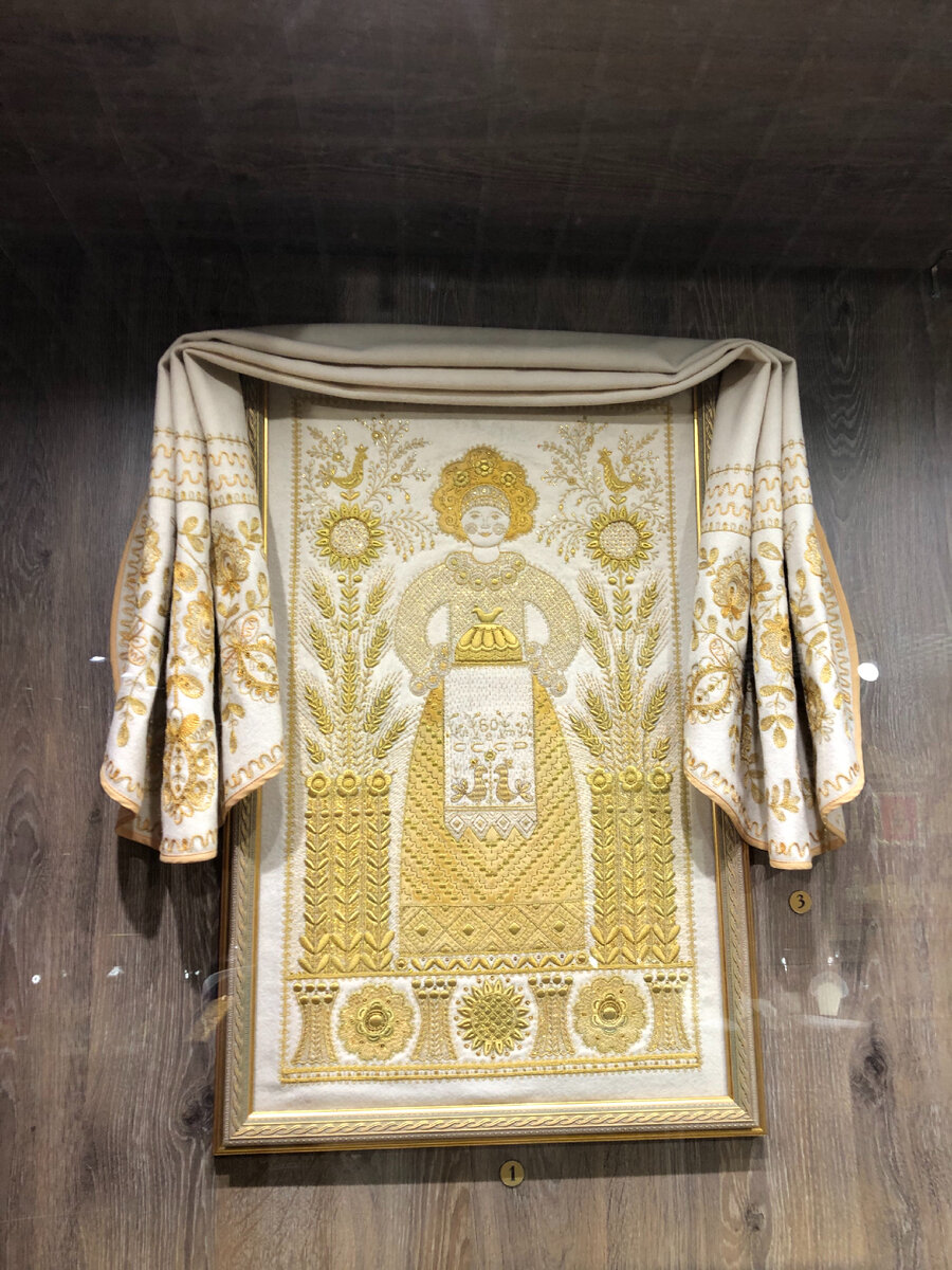 Панно "Праздник урожая". Ручная работа, золотное шитьё, пайетки. Музей "Торжокские золотошвеи"