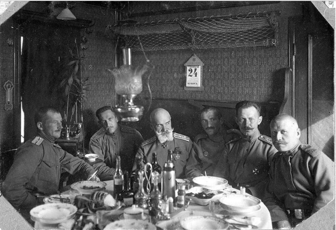 Офицерское застолье (https://humus.livejournal.com/5261777.html?style=mine)