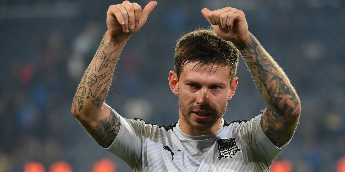 Одна из самых дорогих машин в автопарке нападающего сборной России по футболу и форварда "Локомотива" — итальянский суперкар Lamborghini Aventador. Цены на эту модель начинаются от 20 млн рублей за версию с двигателем мощностью 740 л.с. Машину Смолова оценивают примерно в 25 млн — помимо доработок двигателя Aventador нападающего "Локомотива" оснащён модифицированным салоном.