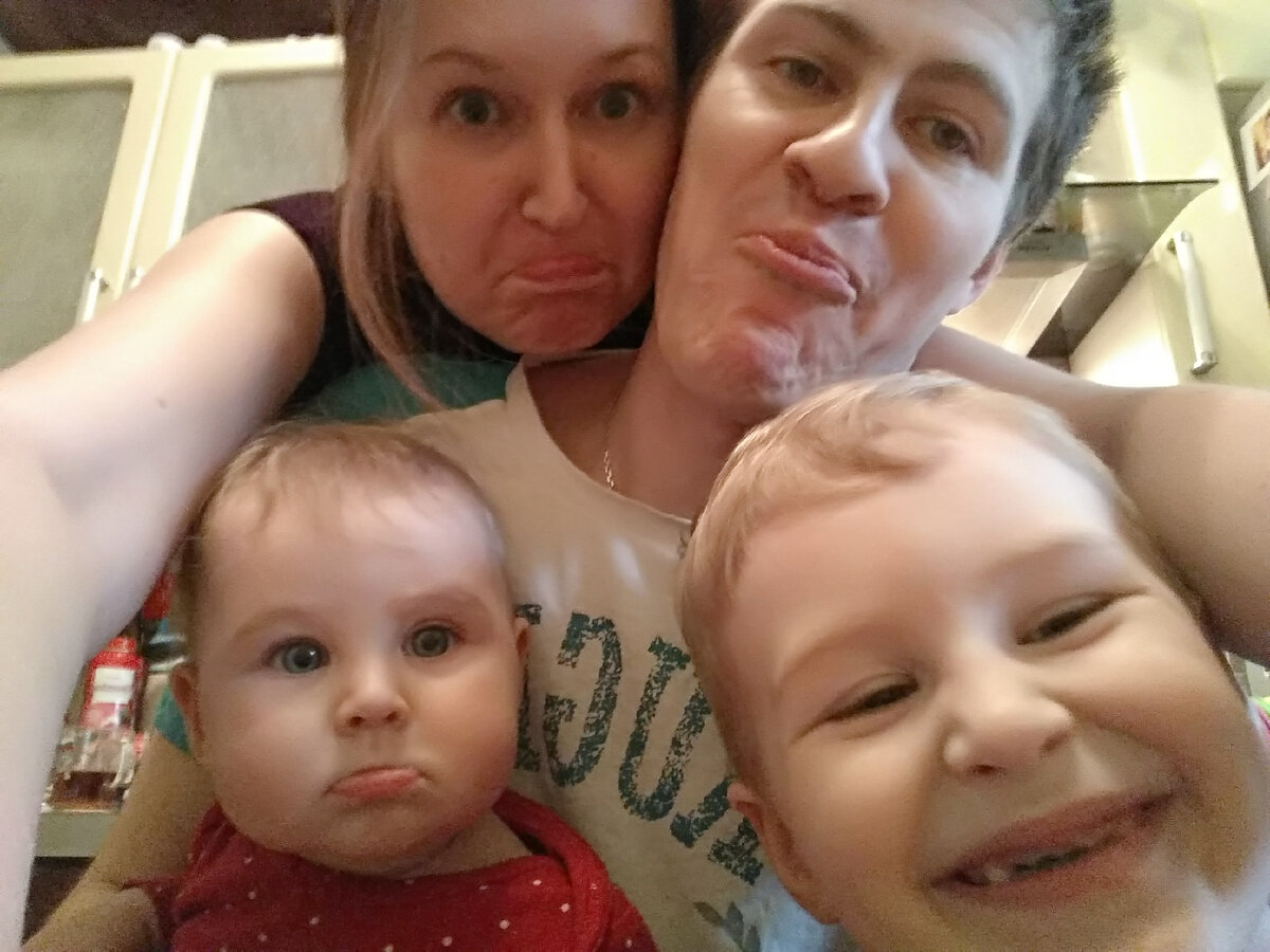 С мужем, сыном и маленькой дочкой