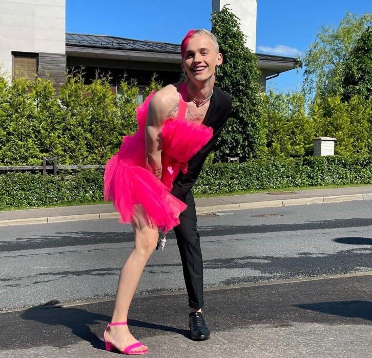 Тот самый скандальный наряд Милохина. Источник Яндекс Картинки