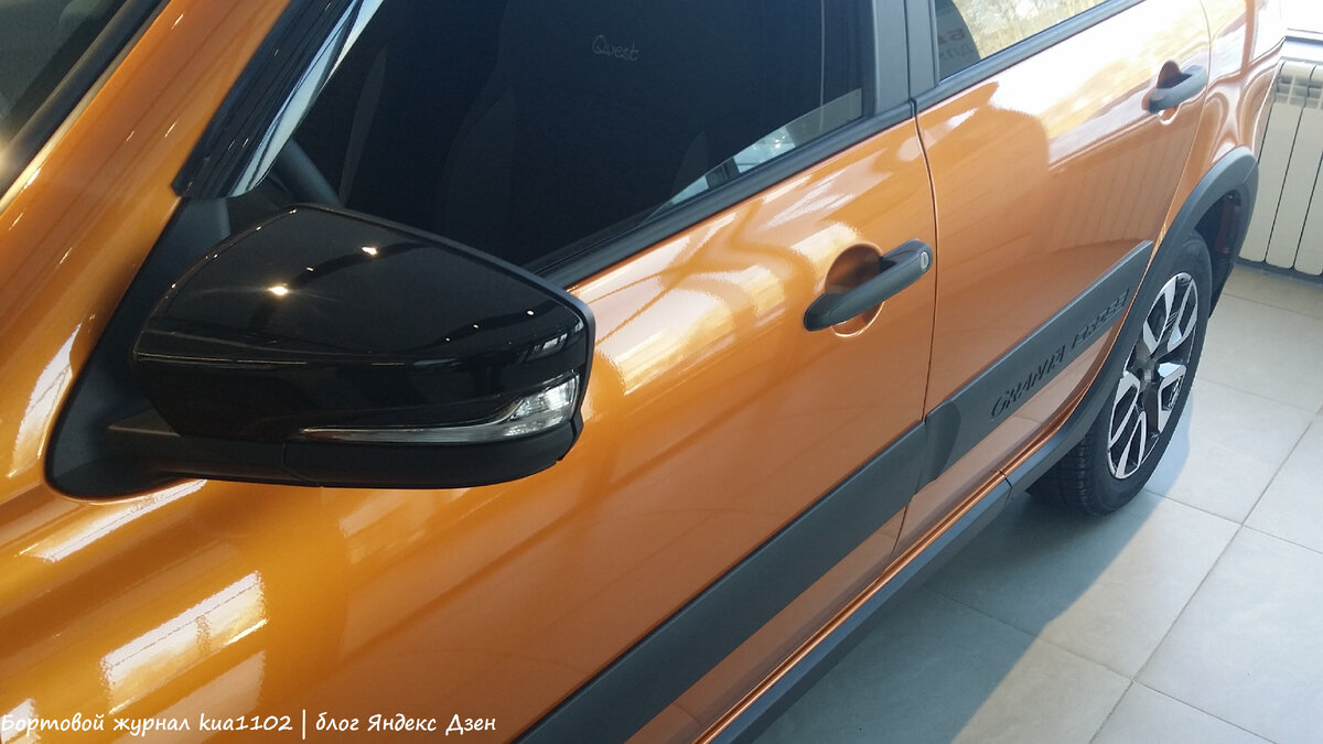 Двери автомобиля имеют пластиковые молдинги с логотипом модели. Автор фотографии kua1102