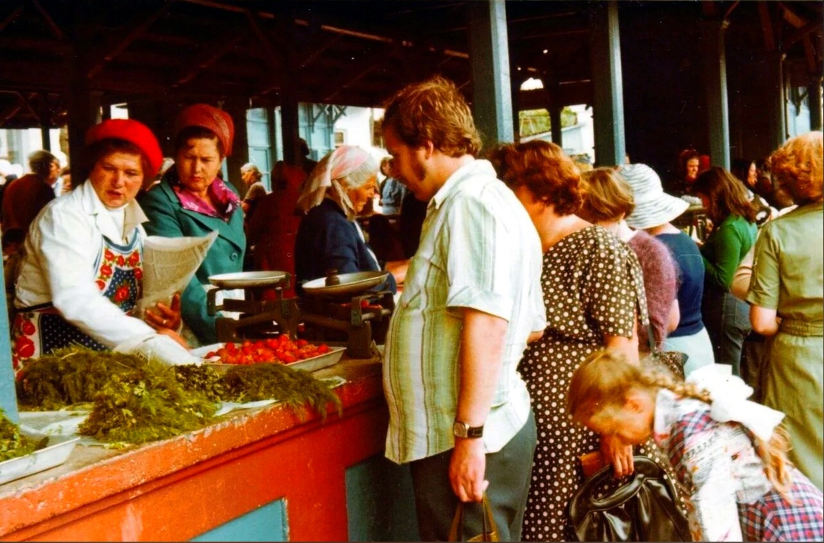 1982 год в ссср. Рынки в СССР В 80е. Колхозный рынок СССР. 80-Е годы СССР. Советские люди.