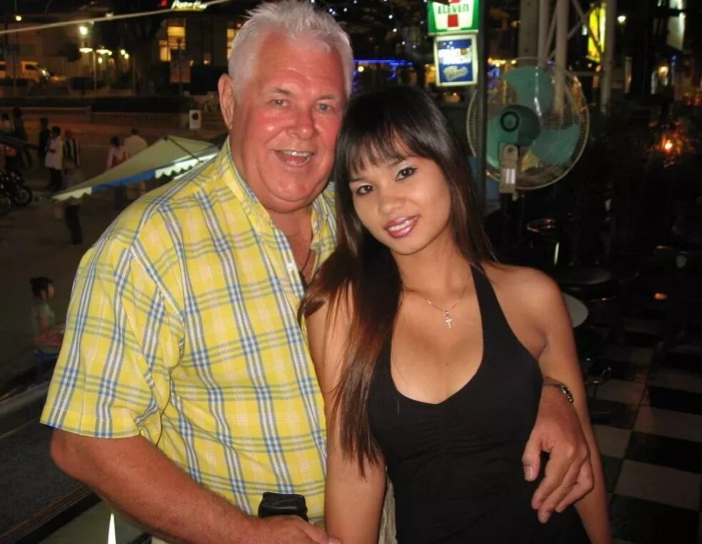 Американец с женой тайкой на острове Пхукет в Таиланде.