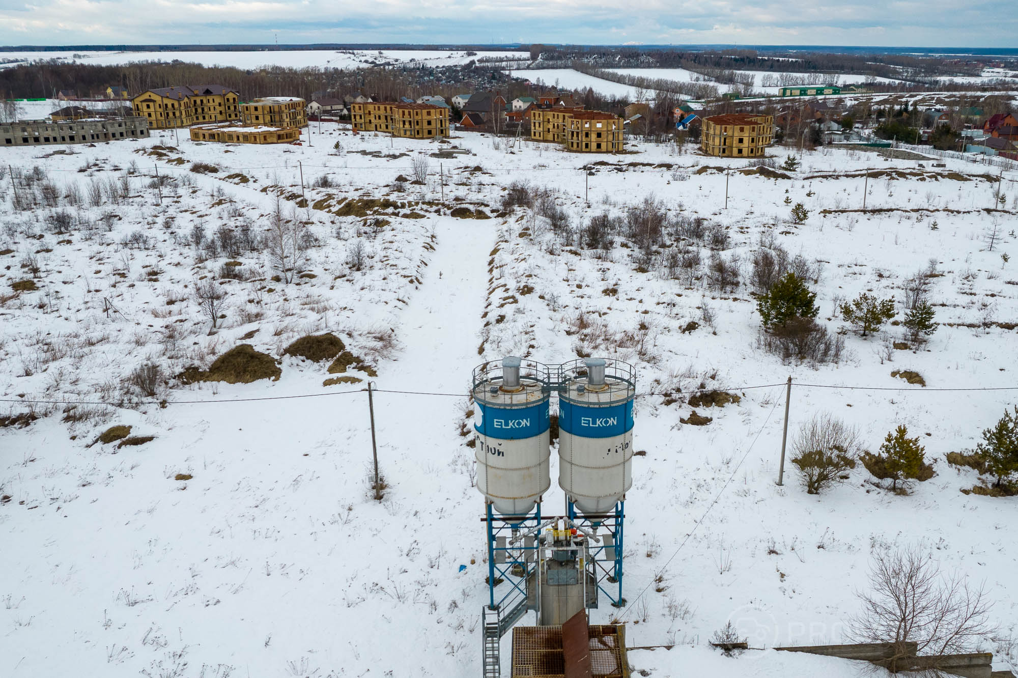Нашёл целый городок заброшенных домов. Судя по всему в строительстве аферист на аферисте ??‍♂️?0