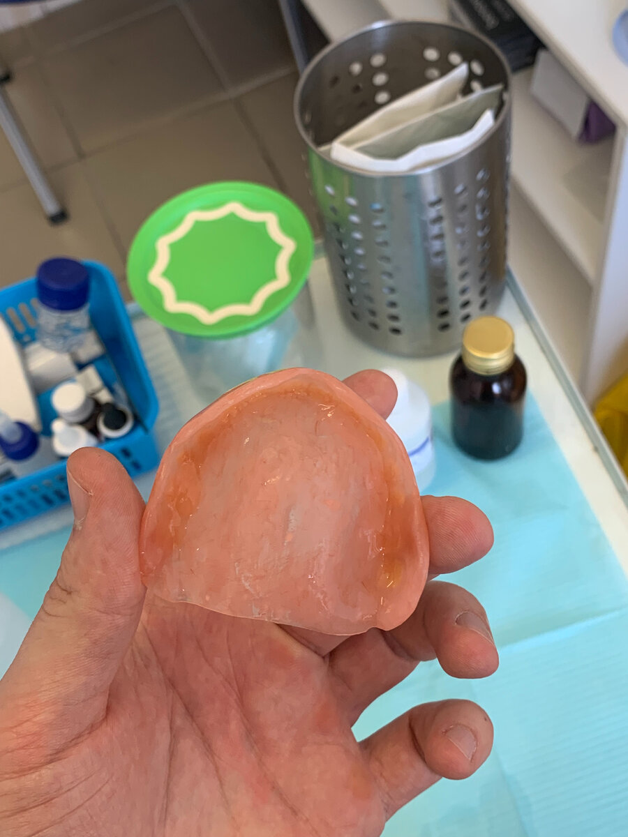 Часть полного съёмного протеза которая прилегает к десне