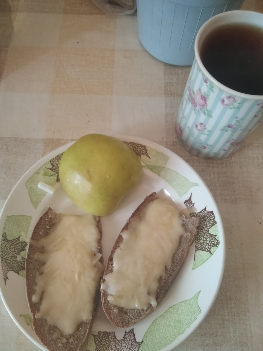 На завтрак бутерброды с плавленым сыром, яблоко,чай