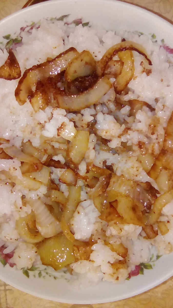 Очень бюджетный вариант. Сразу скажу что не ПП и не ЗОЖ. Так как здесь зажарка лука. Да и сам рис никак не подходит для худеющих. Бюджетный вариант обеда или ужина. #рис #еда и рецепты #готовим дома #рецепты #бюджетная еда 