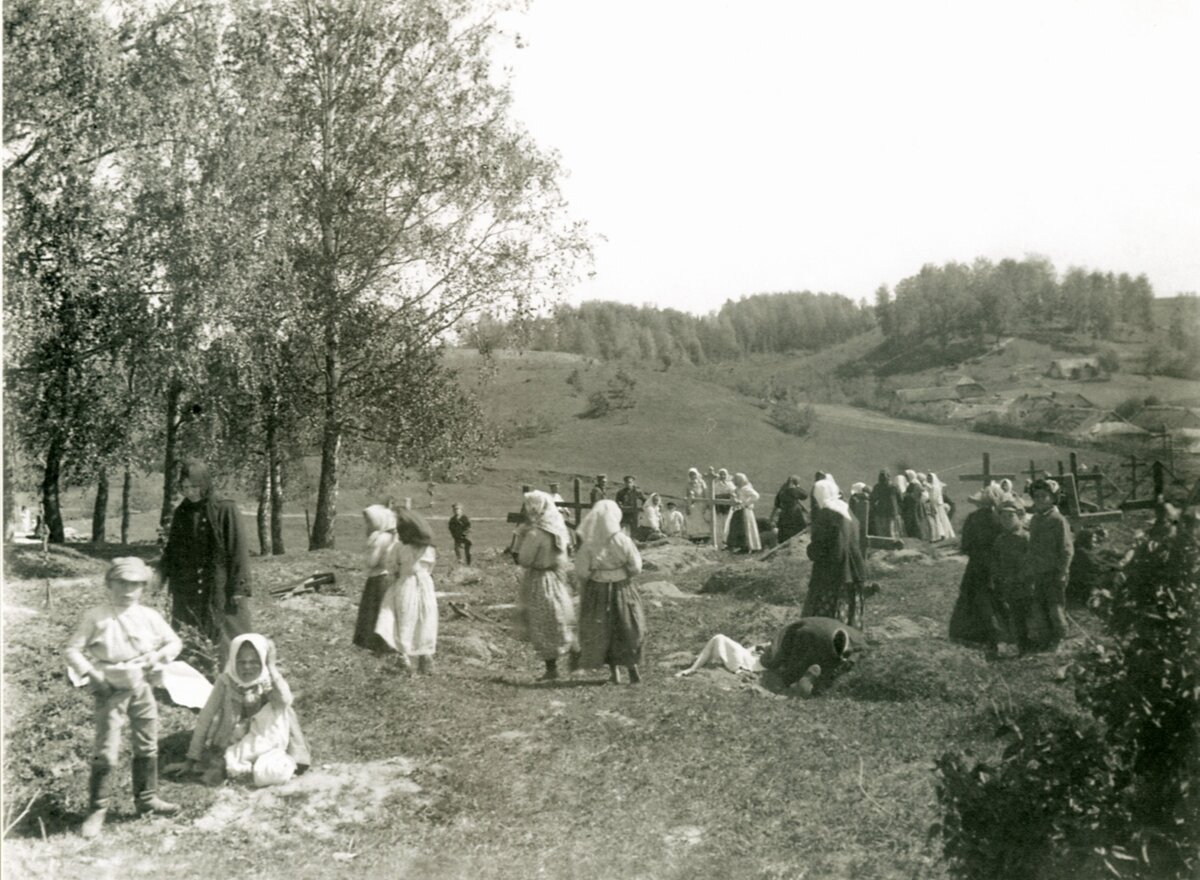 Празднования родительской субботы на кладбище села Бизюково Дорогобужского уезда. Фото Н.И. Савина. 1921 г. (Опубликованы: Модестов Ф.Э. Смоленский этнографический альбом II См., 2004).