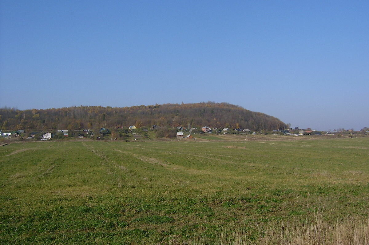 Горы в красном селе