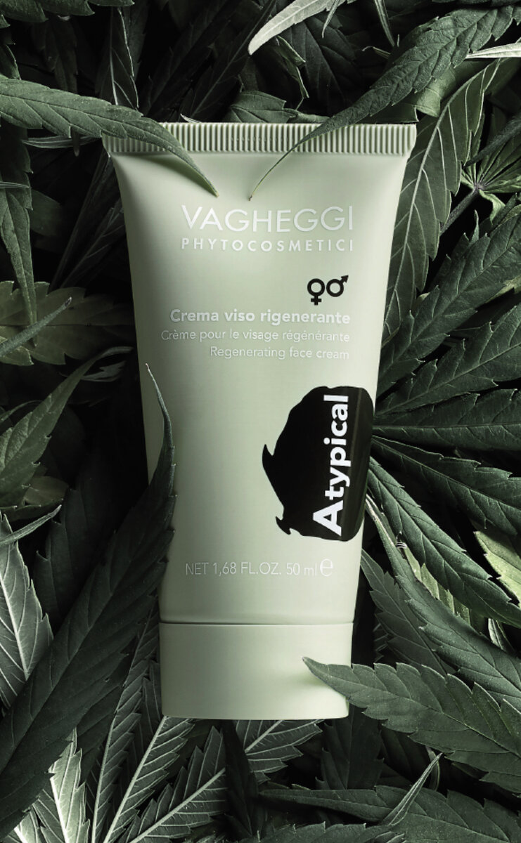 В линейку Atypical входят несколько средств: очищающий гель-эксфолиант, регенерирующий крем (представленный на фото), сыворотка 2 в 1 и защитная эмульсия spf 30.