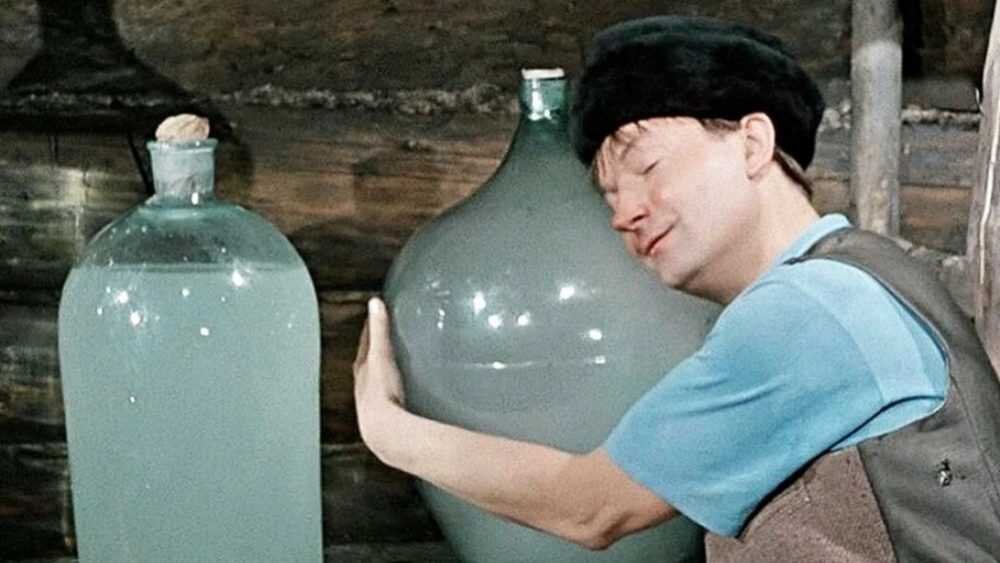 Кадр из фильма "Самогонщики"