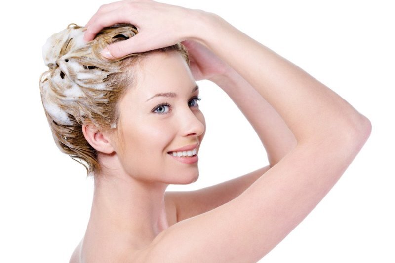 Сегодня безсульфатные шампуни приобрели популярность. Многие пользователи выбирают именно такой косметический продукт, полагая, что он будет более полезен для волос.
