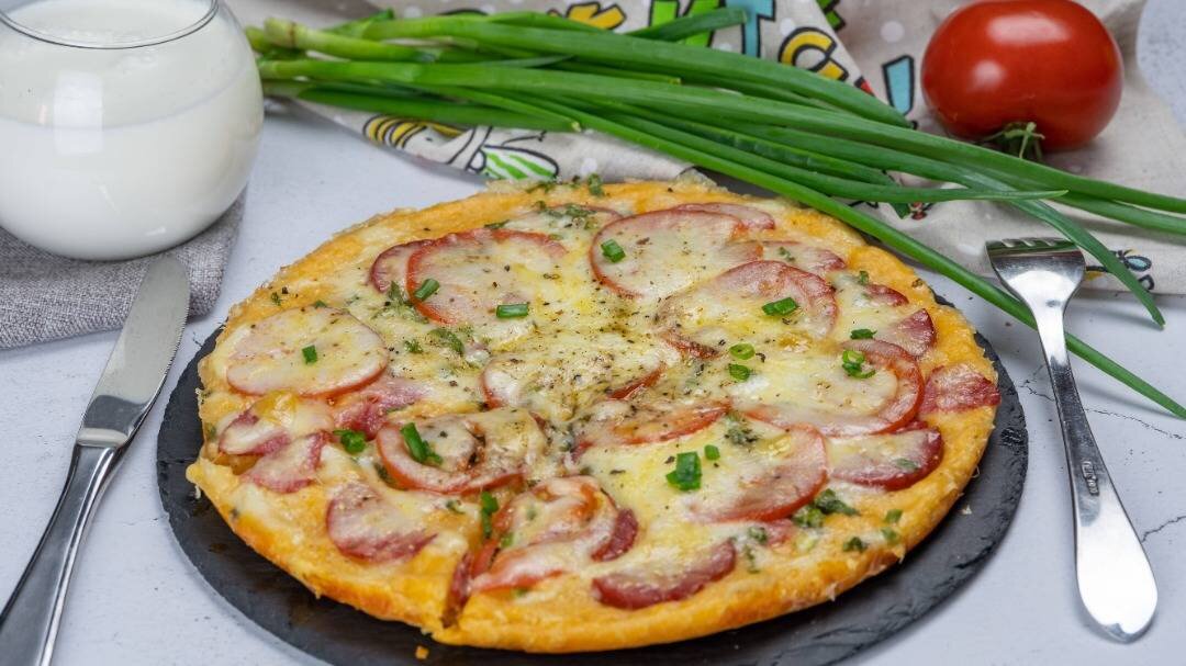 Домашняя пицца с колбасой, сыром и кетчупом Махеевъ, Россия