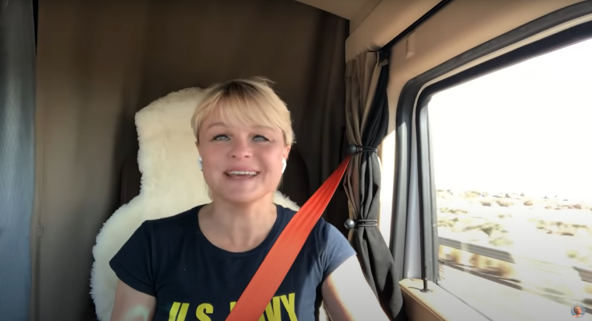 Вот такая жизнерадостная женщина.