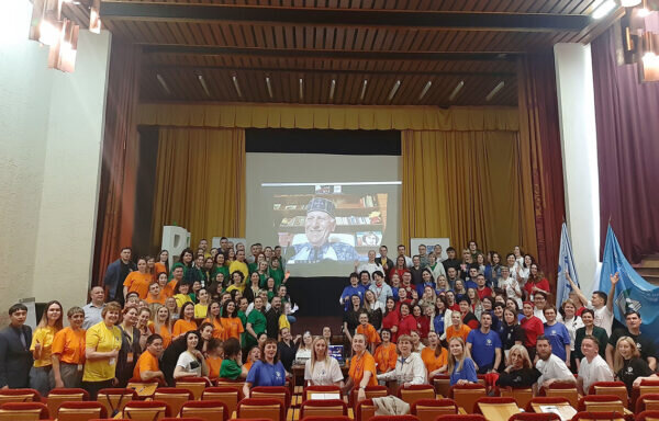    Молодые педагоги с Шалвой АМОНАШВИЛИ