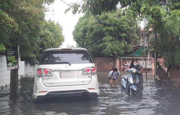 Все эти наводнения в Бангкоке Фортюнеру до одного места... до выхлопной трубы.