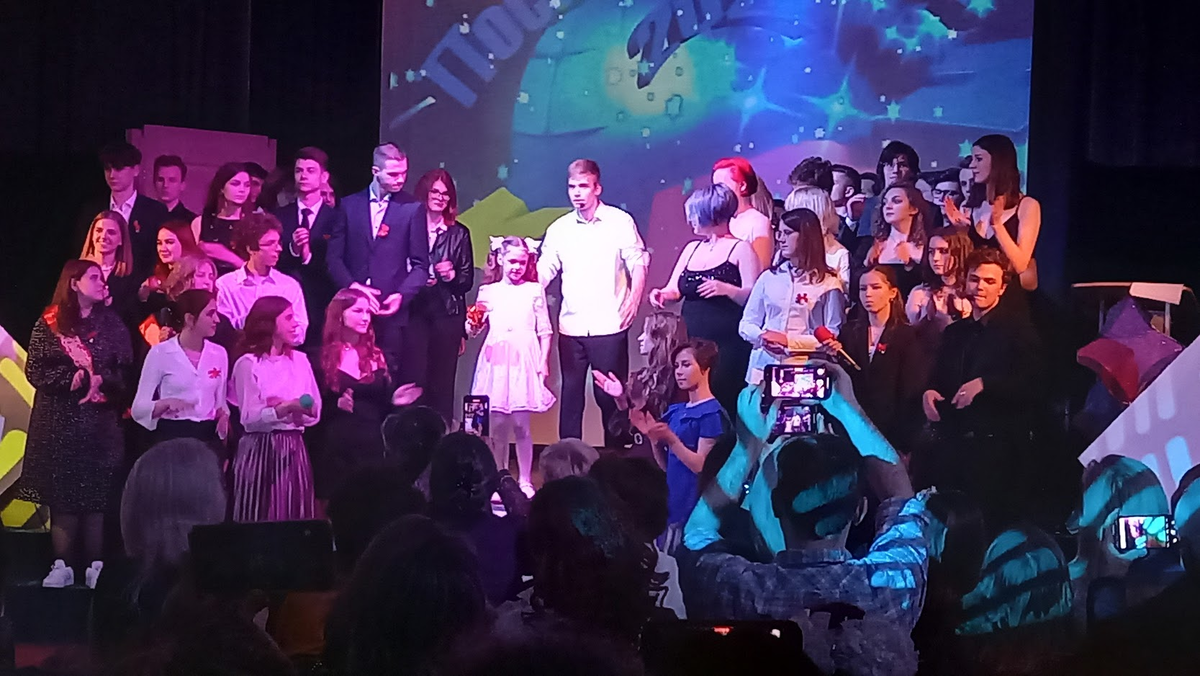 Первоклассница с последним звонком