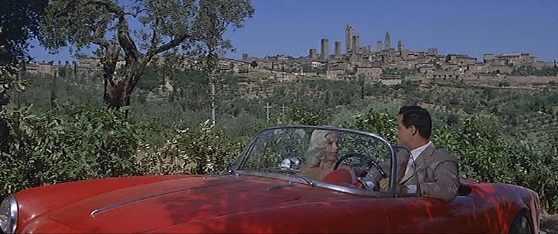 Фильм, призванный продвигать туризм в Италии, все еще страдающей от послевоенных проблем.