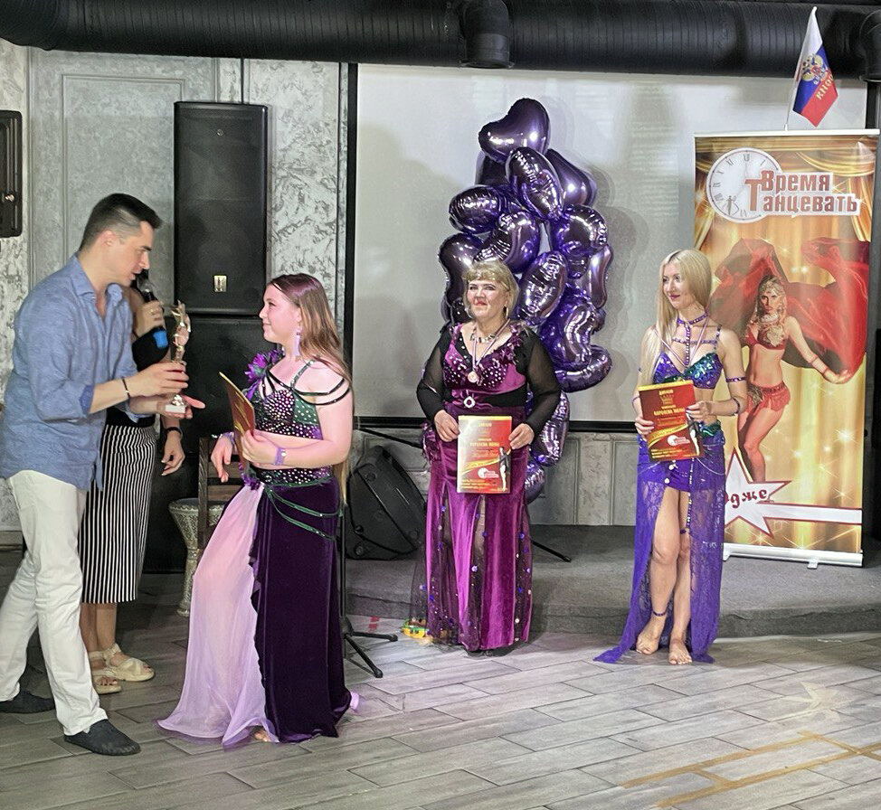 Алина Ковалева получает кубок победительницы конкурса под живую таблу в исполнении Тимура Сихарулидзе на вечеринке «Время танцевать». Ресторан-бар «Мармелад», 12 июня 2022 г.