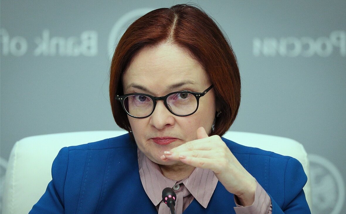 Эльвира Сахипзадовна что-то рассказывает