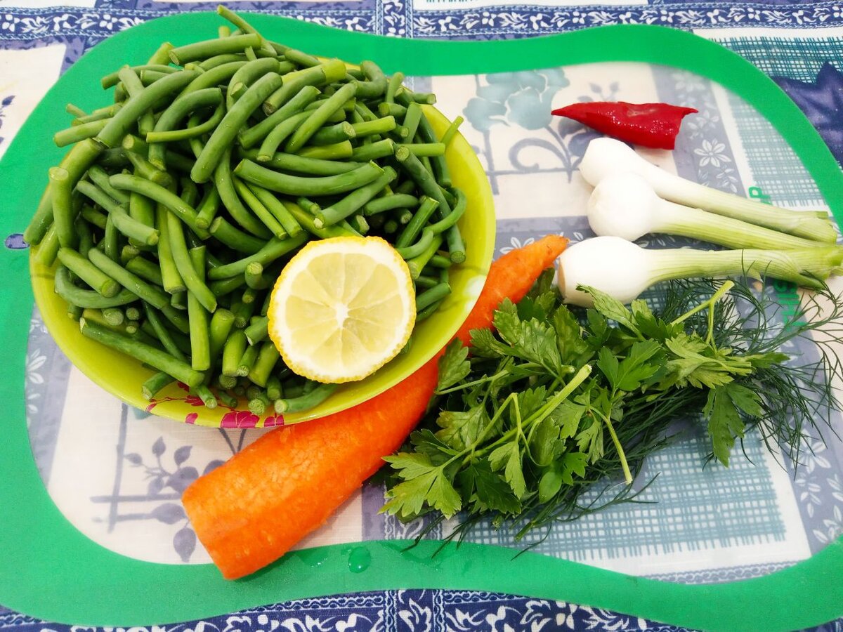 Ингредиенты для приготовления жареных чесночных стрелок