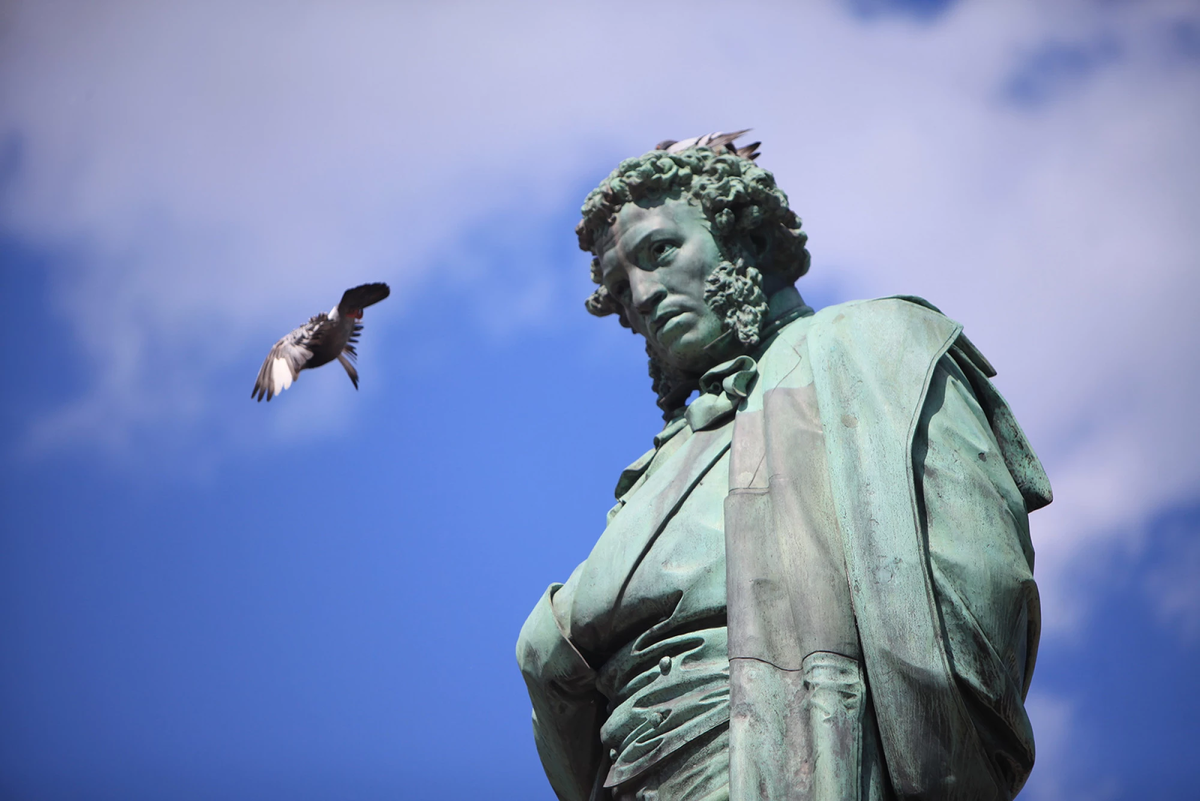 Памятник Пушкину в Москве на Пушкинской площади. Источник — PinPlace, лицензия CC BY 4.0.