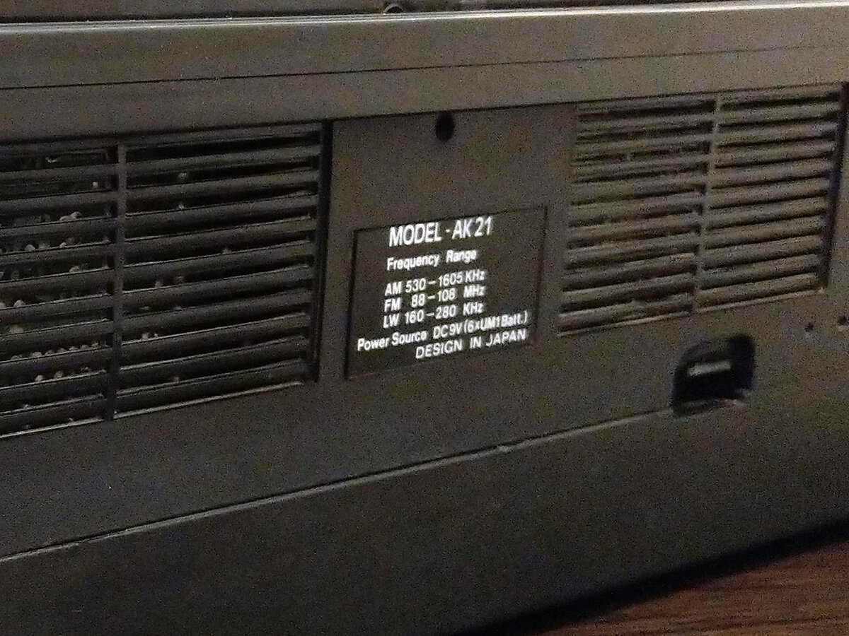 Табличка на корпусе магнитофона International AK-21