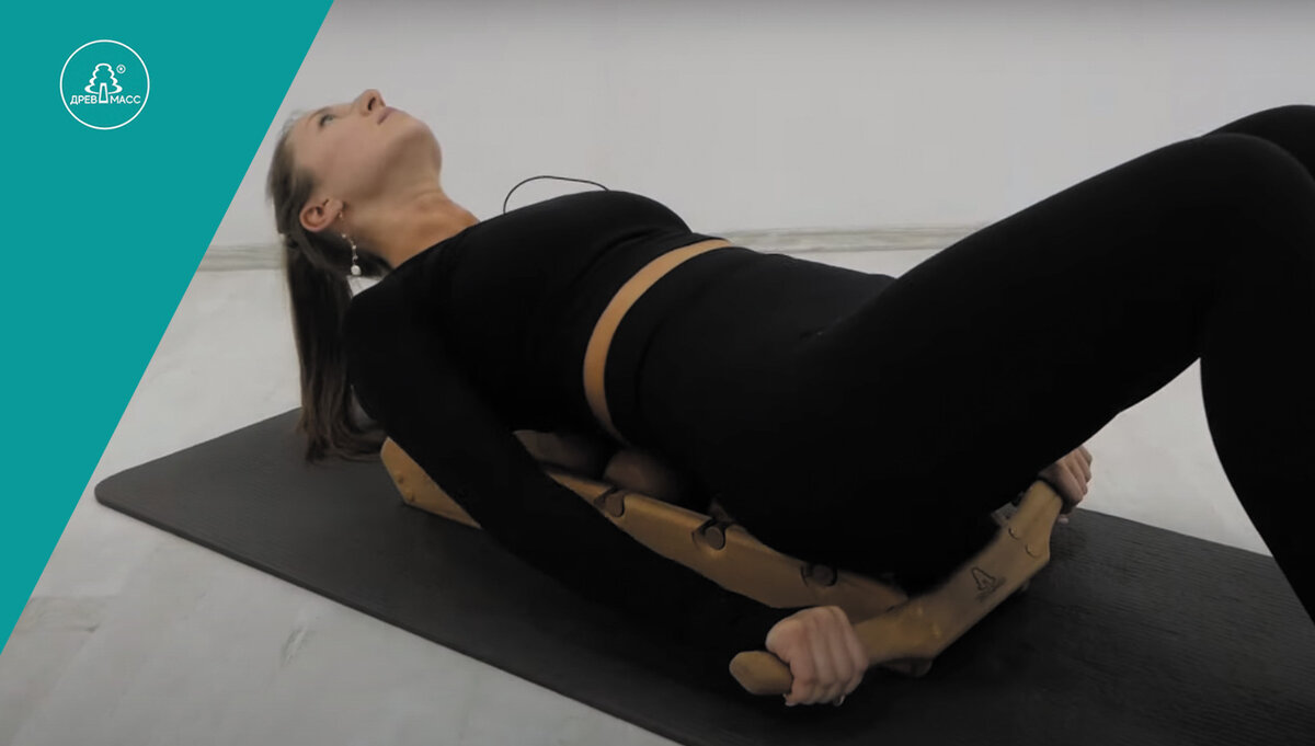 Коротко расскажу 3 основных положения: начинаем с поясничного отдела. Потом переставляем ролик в середину - прорабытываем грудной отдел. 